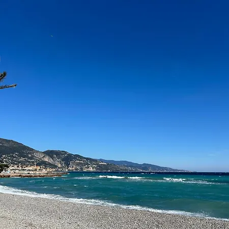 Vue Avec Piscine Et Parking Prive *